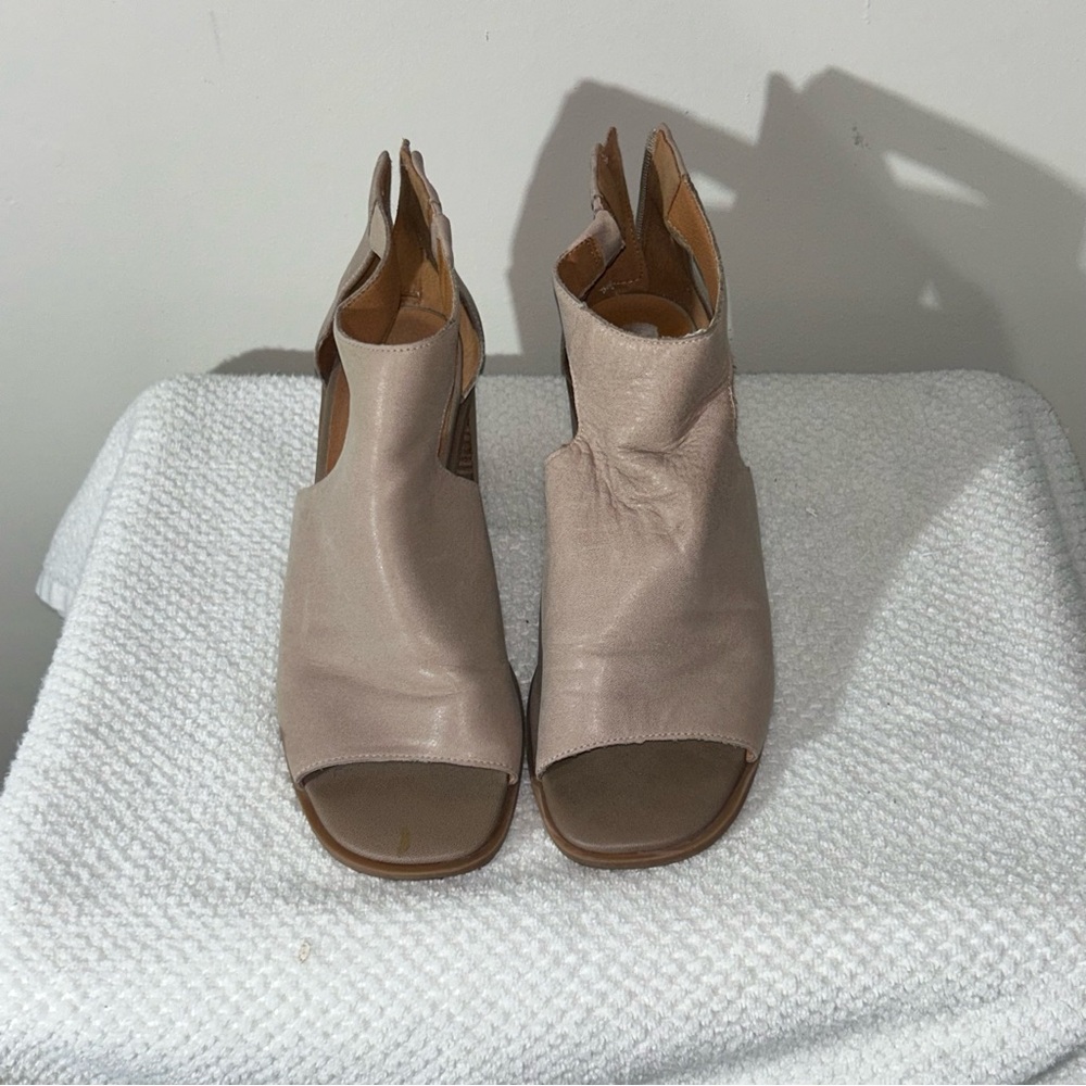 Lucky Brand Elegant Tan Women's Shoes - Picture 10 of 15